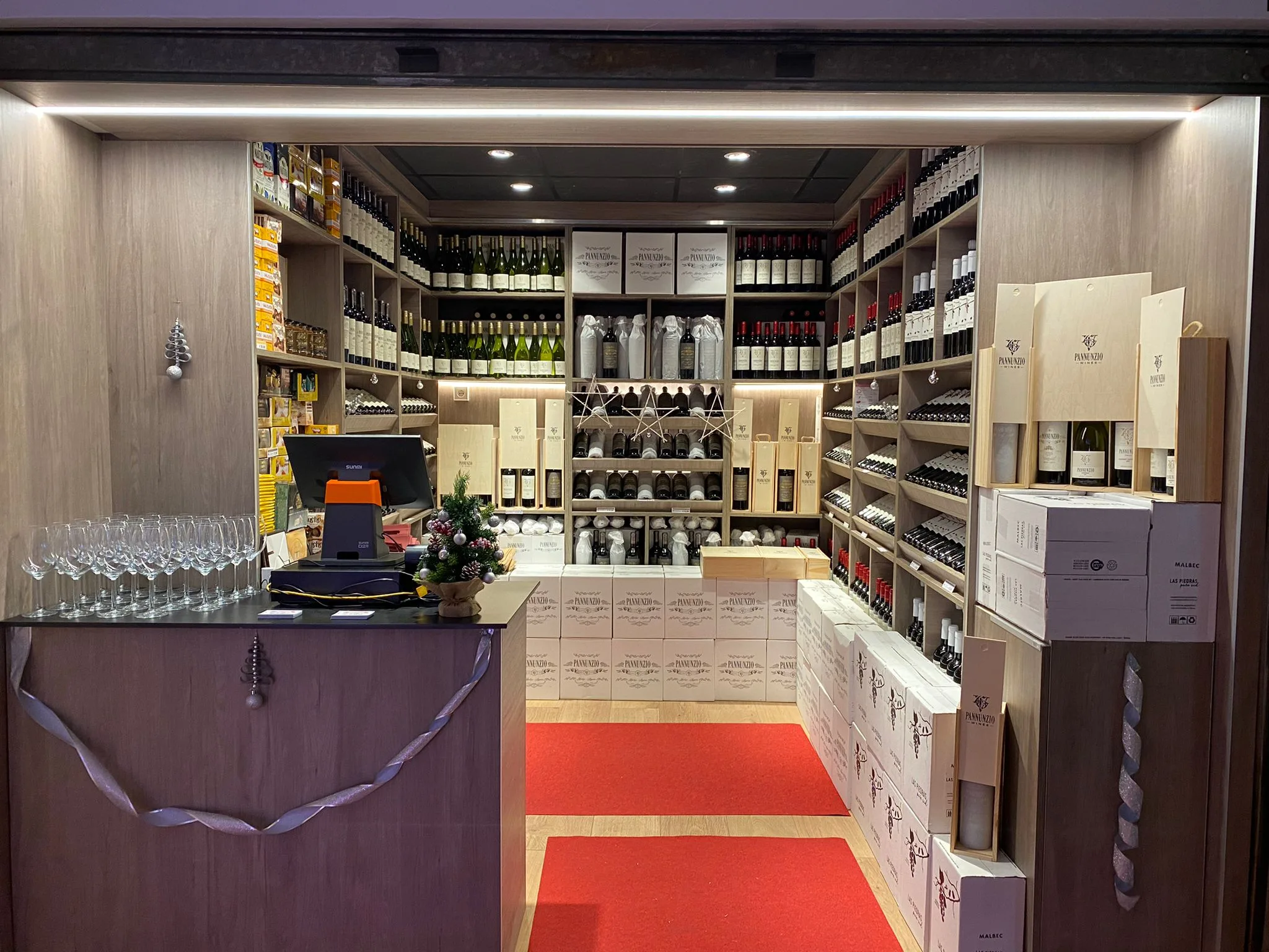 Interior de la tienda Ángel del Vino